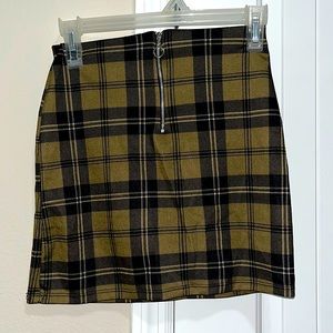 Black & Hunter Green, Platt Skirt, Polyester Spandex, Stretchy w Zipper